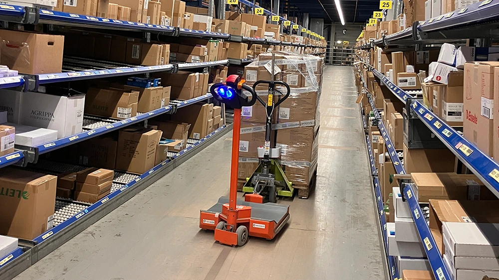 360Mover fährt durch lange Kommissioniergasse bei LEITZ ACCO Brands in Heilbronn.