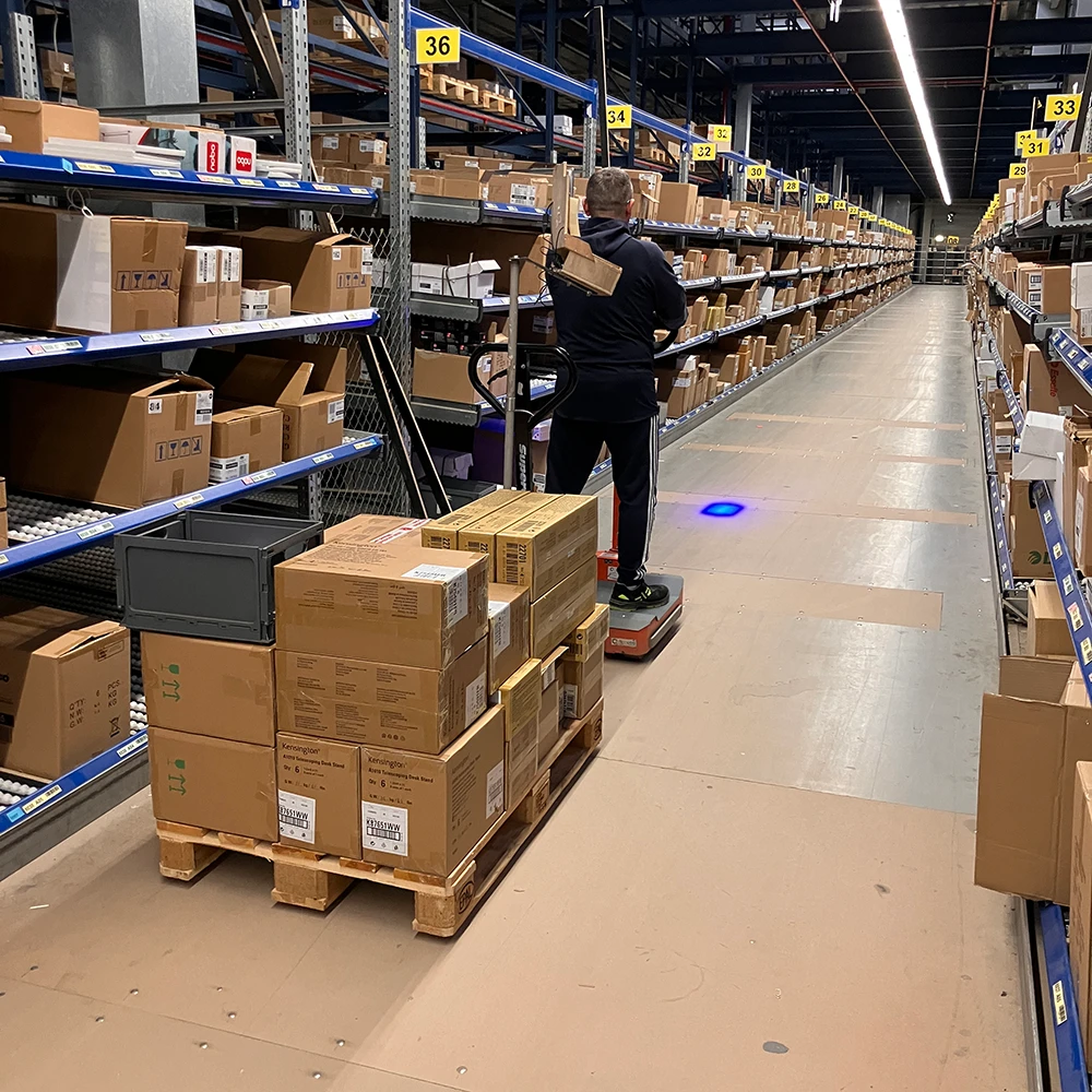 360Mover bewegt Palette durch Kommissioniergasse bei LEITZ ACCO Brands.