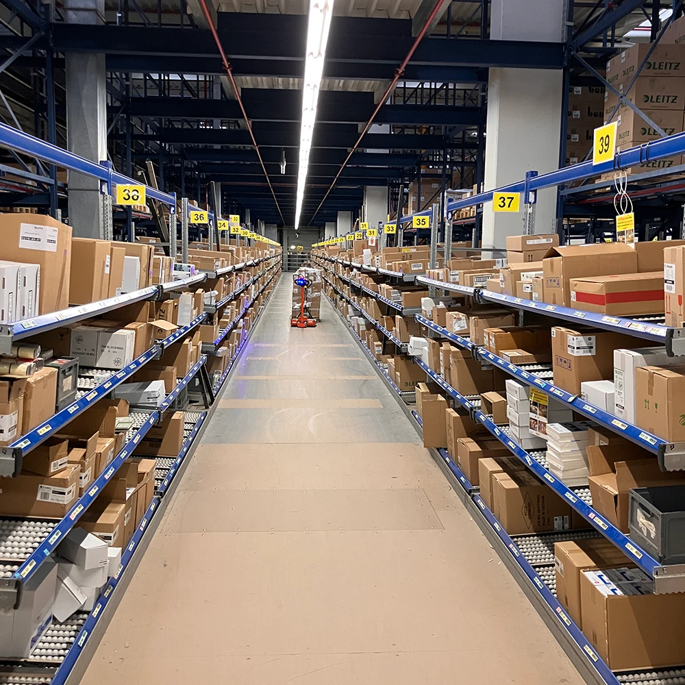 360Mover mit beladener Palette in der Kommissionierung bei LEITZ ACCO Brands.