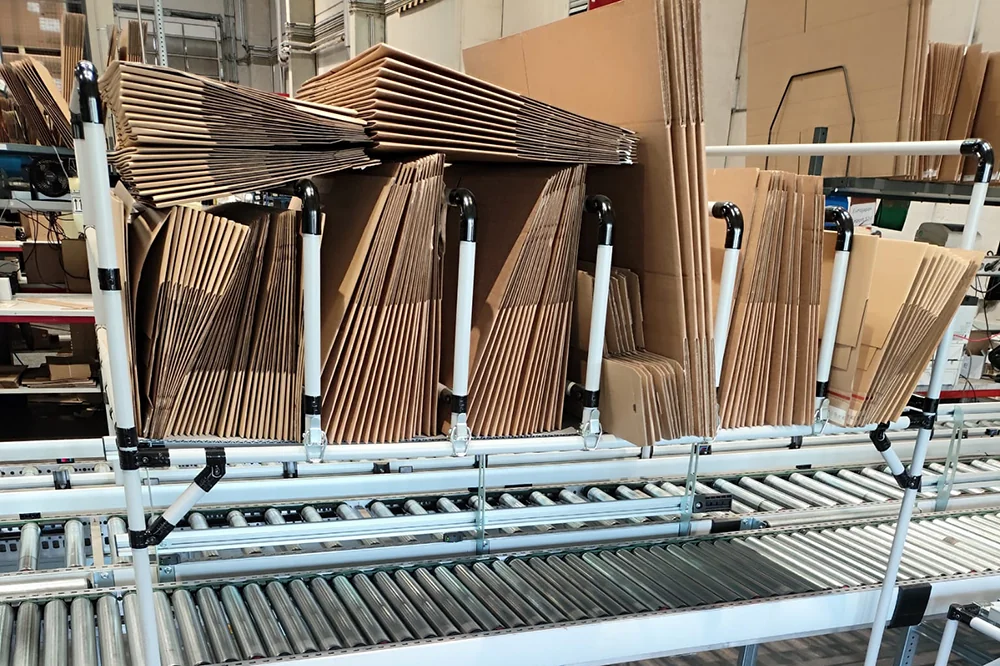 Packarbeitsplatz mit Kartonablage und Rollenbahn von NeoLog bei Wolfgang Denzel Auto AG in Wien