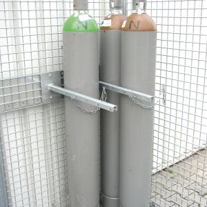 Haltevorrichtung für die sichere Lagerung von stehenden Gasflaschen Ø 220 mm, mit Kettensicherung